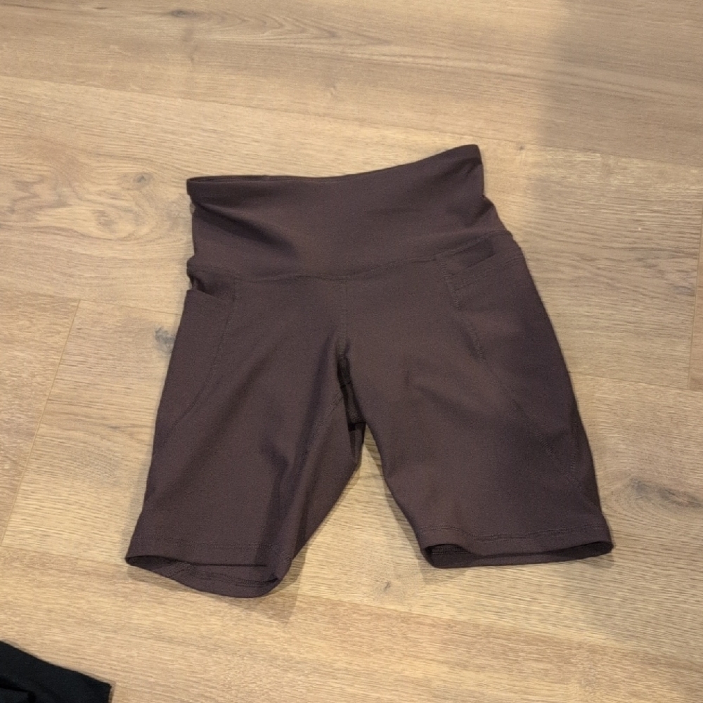 Old Navy High-Rise Bike Shorts in Dark Brown